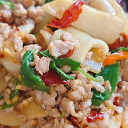 ข้าวกะเพราหมูสับหน่อไม้ดอง