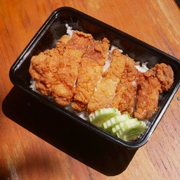 ข้าวไก่ทอดน้ำจิ้มแจ่ว