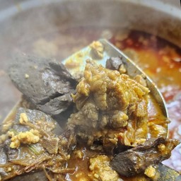 เกาเหลาน้ำเงี้ยว (น้ำเงี้ยวไม่มีเส้น) + ผักสด