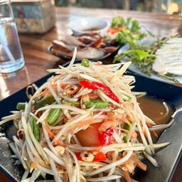 ตำยกครก หน้าวัดพระเมรุ