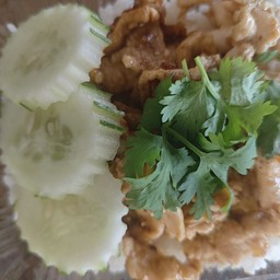 ไก่กระเทียมราดข้าว