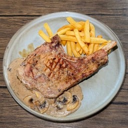 สเต็กหมูสันนอกติดซี่โครง (พอร์คชอป) เสิร์ฟพร้อมซอสเห็ด