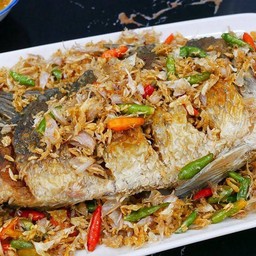 ปลากะพงทอดกระเทียม