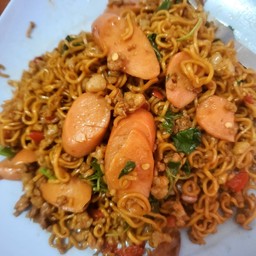 [อร่อยซ่ากับโค้ก] กระเพาไวไวฮอตดอก +  โค้ก ออริจินัล (กระป๋อง)