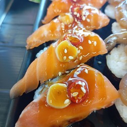 ซูชิแซลมอนดอง