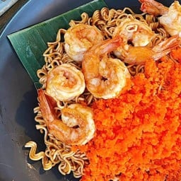 มาม่าผัดไข่กุ้งล้น