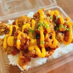 ข้าวไก่กรอบราดซอสสไปร์ซี่มายอง