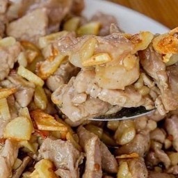 เนื้อสัตว์ ผัดกระเทียม ราดข้าว หอมมะลิ ปลอดสาร 100%