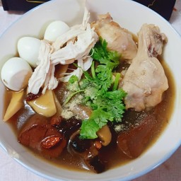 กระเพาะปลาน้ำแดง พิเศษไข่ น่องไก่ เส้นหมี่
