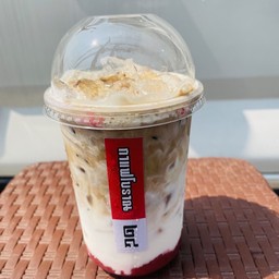 กาแฟนมสดแยมสตรอเบอรี่