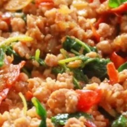 กระเพราหมูสับราดข้าว