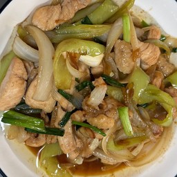 ไก่ผัดพริกหยวกราดข้าว