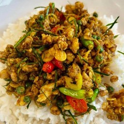 ข้าว + ผัดคั่วกลิ้งหมูสับ