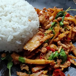 ผัดกระเพราหน่อไม้หมู (ราดข้าว)