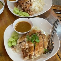 ข้าวมันไก่ทอดเเจ๊แกะ หนองไผ่