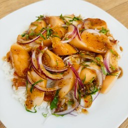 ข้าวยำไส้กรอกไก่หนังกรอบ