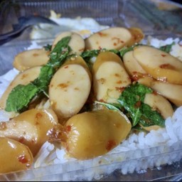 กระเพราไส้กรอก แถมฟรี ไข่ดาว