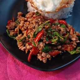 ข้าวกระพราเนื้อ