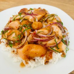 ข้าวยำไส้กรอกไก่หนังกรอบ