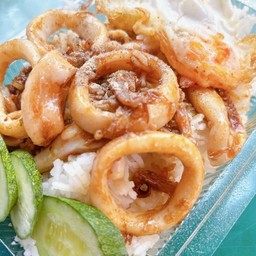 ปลาหมึกกระเทียม แถมฟรี ไข่ดาว