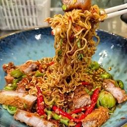 ตำมาม่าหมูสามชั้นทอดกรอบ