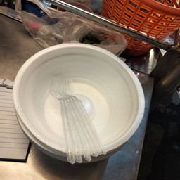 ถ้วยพร้อมช้อน