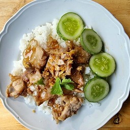 หมูสันคอกระเทียม แถมฟรี ไข่ดาว
