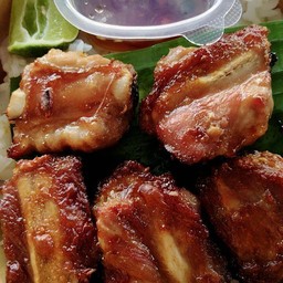 ข้าวหน้ากระดูกหมูทอด(ฟรีไข่ดาว)