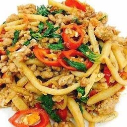ข้าวกระเพราหน่อไม้หมูสับ