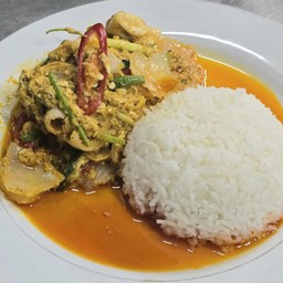 ผัดผงกะหรี่ราดข้าว