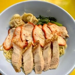 ชายสี่หมี่เกี๊ยว 7-11สี่แยกท่าสะอ้าน