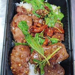 ข้าวราดกระเพราตับเนื้อ