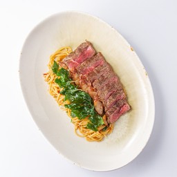 สปาเก็ตตี้ผัดกระเพาเนื้อย่าง