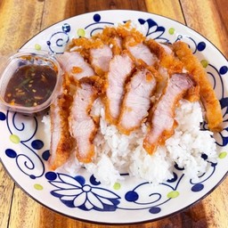 ข้าวหน้าหมูสามชั้นทอดน้ำปลา อิ่มท้อง