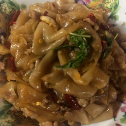 เส้นใหญ่ผัดกะเพราพริกแห้งหมูสับ