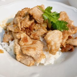 ไก่กระเทียม แถมฟรี ไข่ดาว