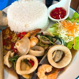 ข้าวกะเพราทะเล (กุ้ง หมึก หอยนิว หอยชิลี)