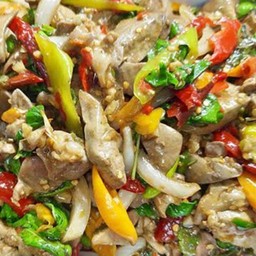 กระเพราเครื่องในไก่