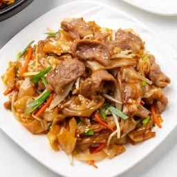 เส้นใหญ่ ผัดแห้งสไตล์ฮ่องกงเนื้อ (S)