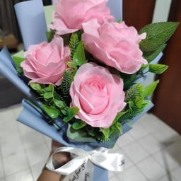 ช่อดอกไม้ ดอกกุหลาบชมพู ช่อฟ้า