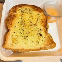 ขนมปังปิ้งเนยกระเทียม พร้อมซอสมายองเนสชีส