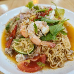 ยำมาม่าทะเล หมูสับ