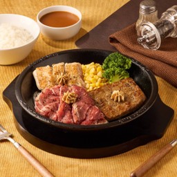 สเต็กเนื้อ แฮมเบิร์ก และไก่ เสิร์ฟพร้อมข้าวญี่ปุ่น