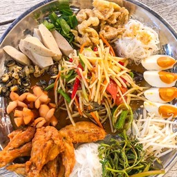 ตำถาดแซ่บคั๊ก (มีปีกไก่ทอด)