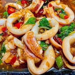 กะเพราหมึกสด