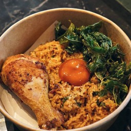 ข้าวผัดกระเพรากรอบ ไข่ดอง ไก่ย่าง