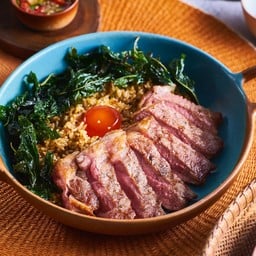 ข้าวผัดกะเพรากรอบ เนื้อย่างออสเตรเลียนแองกัสสตริปลอยน์