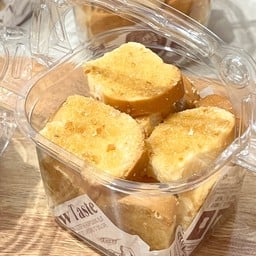 ขนมปังกรอบ เนย กระเทียม