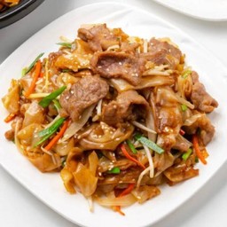 เส้นใหญ่ ผัดแห้งสไตล์ฮ่องกงเนื้อ (L)