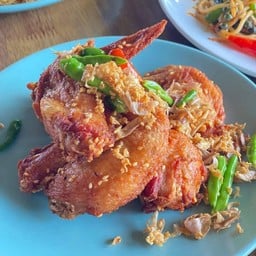 ปีกไก่ทอดกระเทียมพริกสด